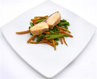 Нежное филе лосося с овощным гарниром и зеленым соусом, 190 гр (индивидуально)